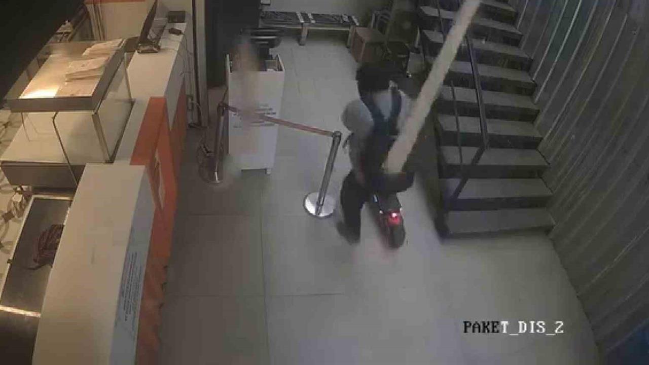 Kadıköy Suadiye Mahallesi'nde Düşen Kalas Üzerine Düştü, Bir Kişi Yaralandı