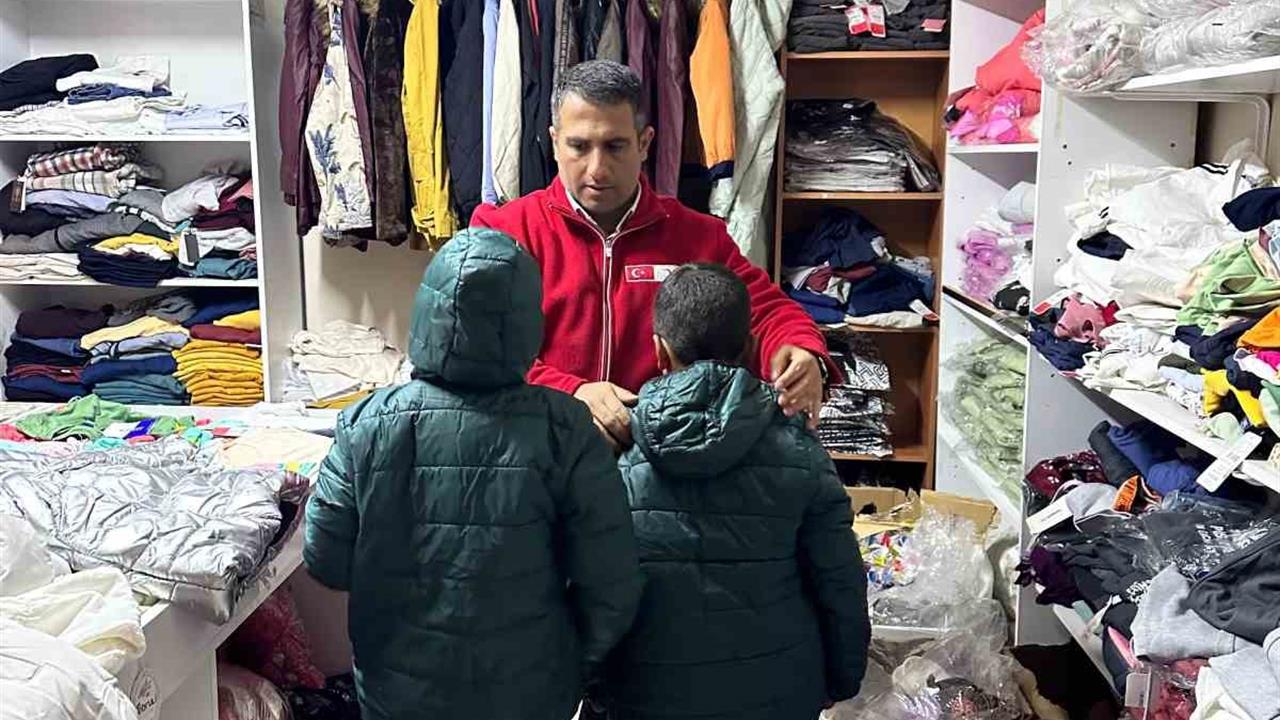 Muradiye'de Kızılay, İhtiyaç Sahiplerine Kışlık Giyim Desteği Sunuyor