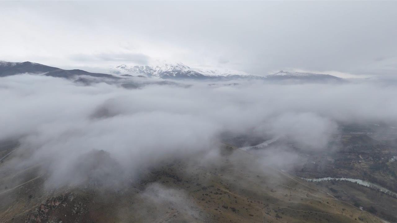 Erzincan'da Munzur Dağları'nda Yoğun Sisle Büyüleyici Manzaralar Oluştu