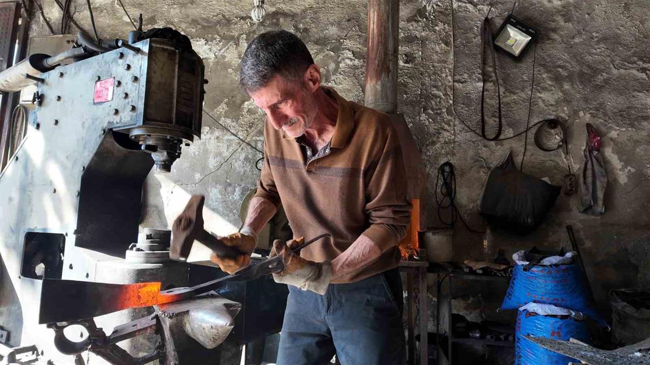Siirt'te 60 yaşındaki Musa İrey, 45 yıldır demir dövme mesleğini sürdürüyor.