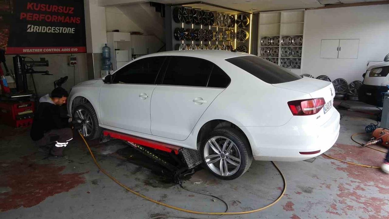 Kütahya'da Kış Lastiği Zorunluluğu Nedeniyle Lastikçilerde Yoğunluk Yaşanıyor