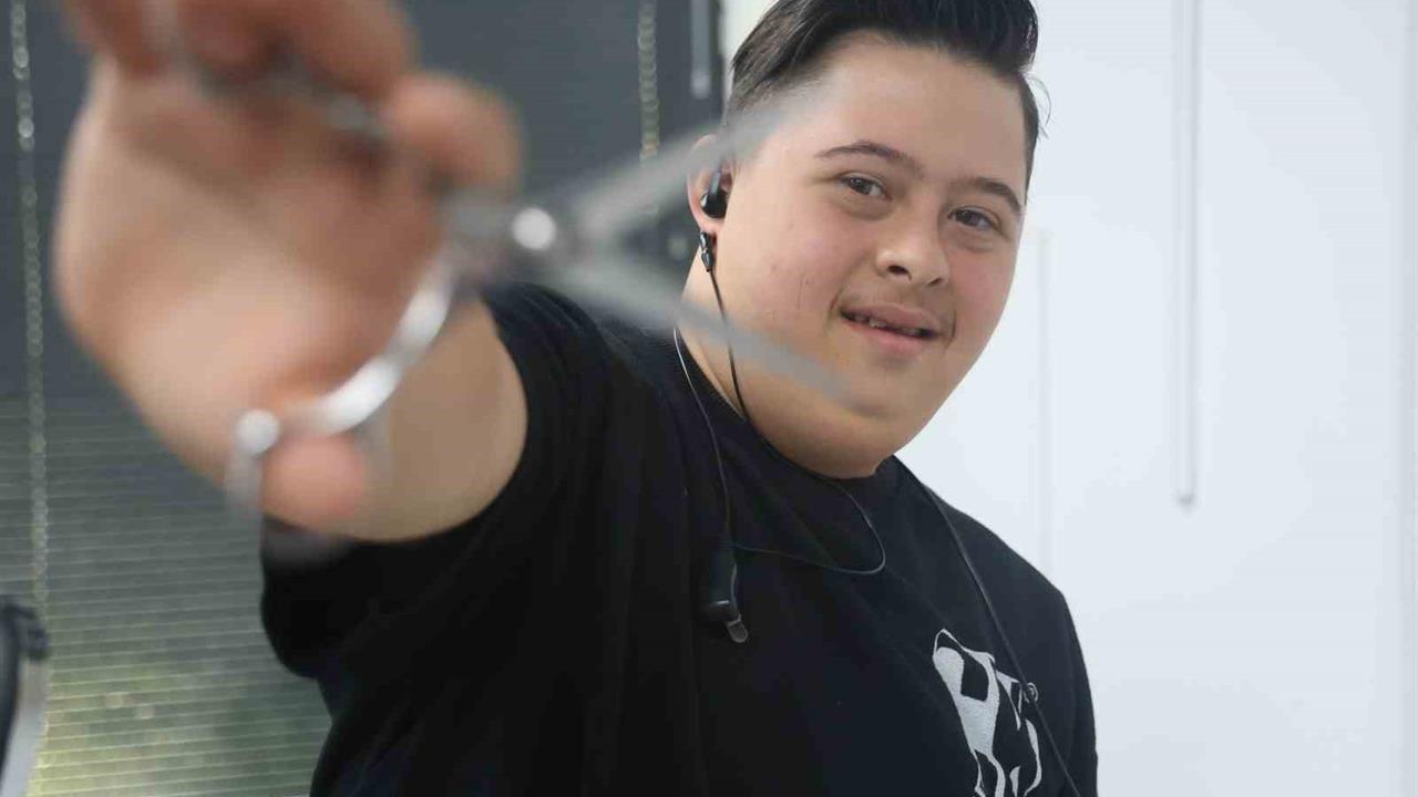 Hatay'da Down Sendromlu Şükrü’nün Tıraşı Müşterilerden Tam Not Aldı