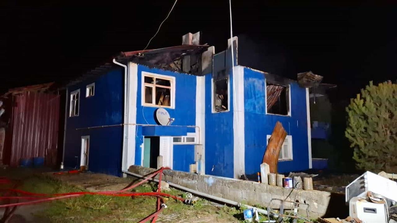 Sakarya Erenler'de İki Katlı Evde Yangın Çıktı, Ekipler Müdahale Etti