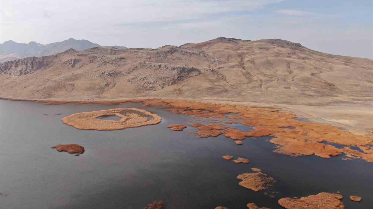 Van'da Keşiş Gölü'ndeki Düşen Su Seviyesi Uzmanları Endişelendiriyor