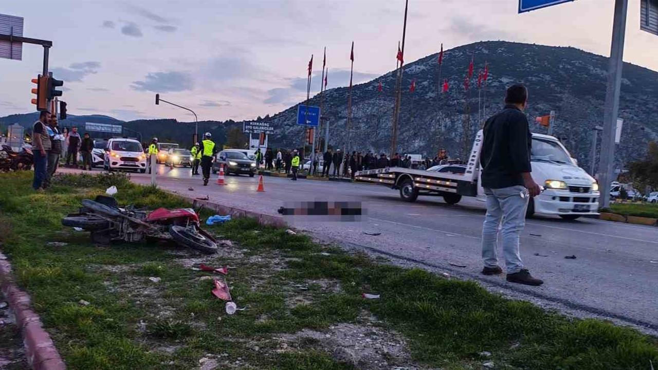 Manisa Kırkağaç'ta Motosiklet ve Otomobil Çarpıştı, 1 Kişi Ağır Yaralandı