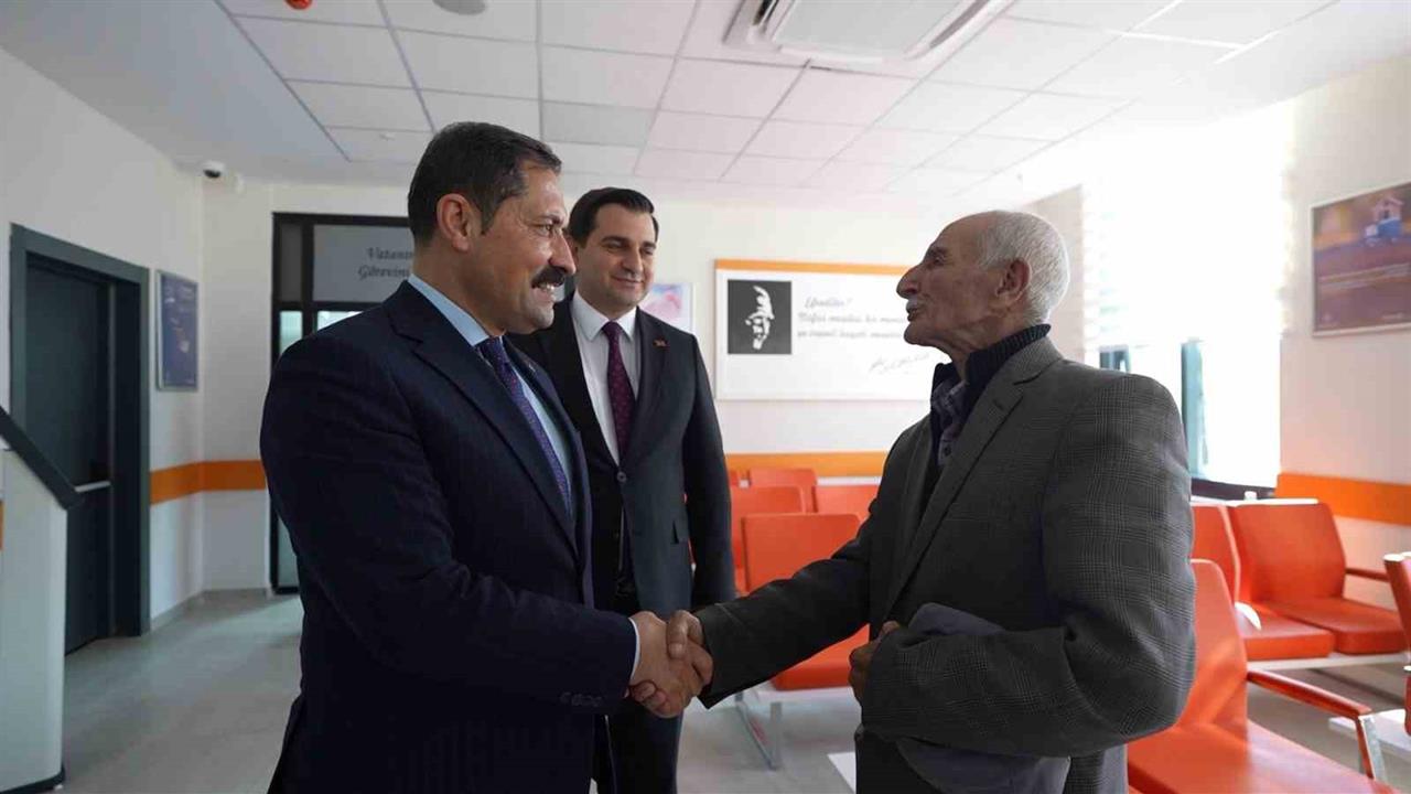 Hatay'da Aşık Mehmet Sakar, Vali Mustafa Masatlı'ya Şiir Okudu