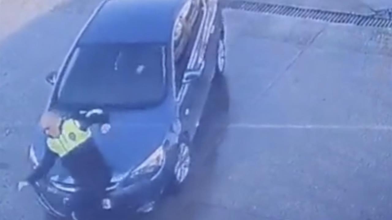 Samsun Çarşamba'da Dikkatsiz Sürücü, Trafik Polisine Çarptı