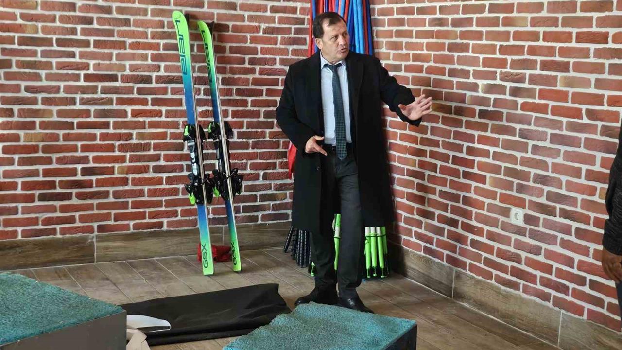 Kayseri'de Gençlik ve Spor İl Müdürü, Erciyes'teki Kar Fırtınaları Projesi için incelemelerde bulundu.