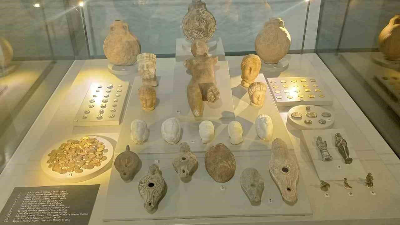 Denizli'de "Tarihin Yeniden Yorumu" sergisi, Kültür Varlığı Kaçakçılığı ile Mücadele Günü kapsamında açıldı.