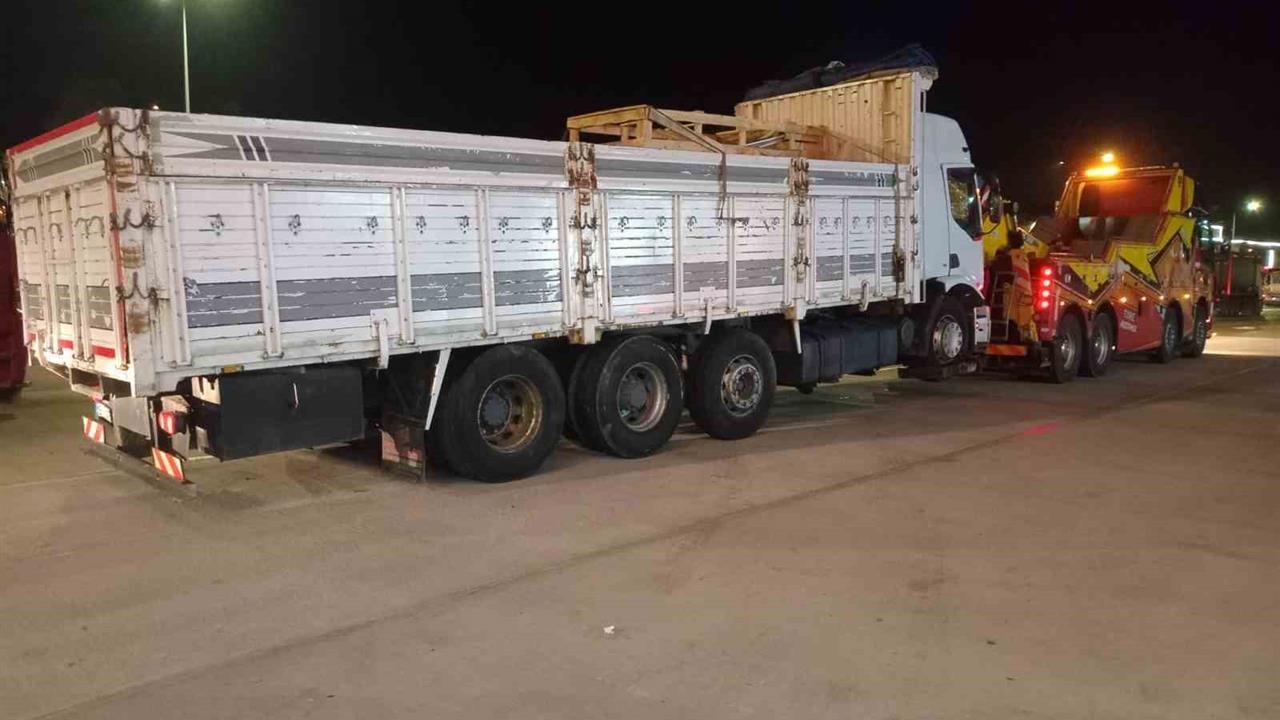 Bilecik Bozüyük'te Kamyonun Çekiciye Çarpması Sonucu 1 Kişi Hayatını Kaybetti