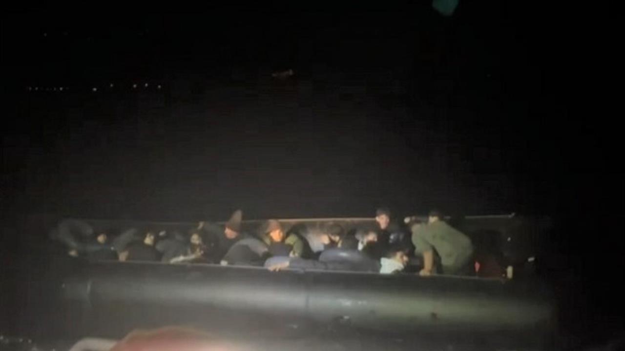 İzmir Dikili Açıklarında 20 Düzensiz Göçmen Sahil Güvenlik Tarafından Yakalandı.