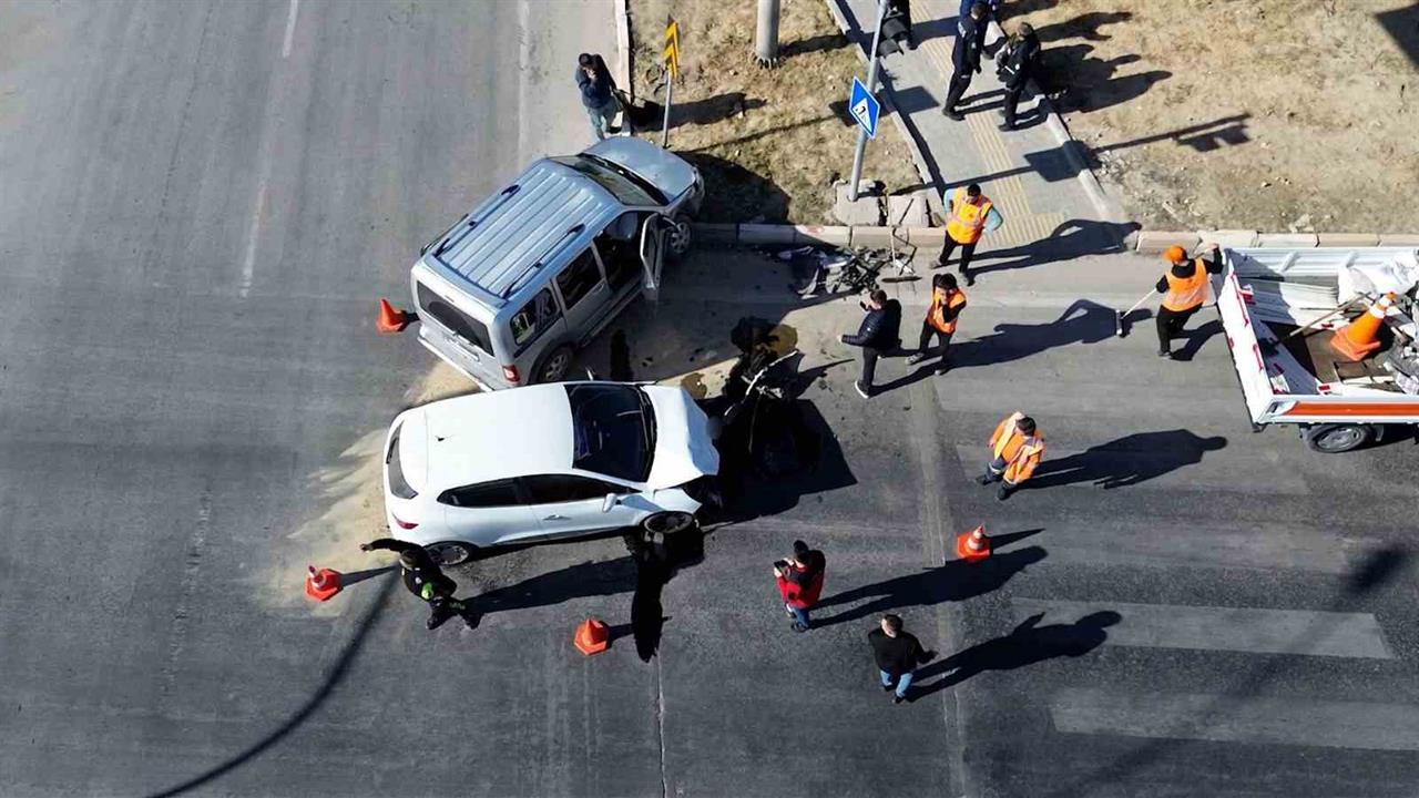 Karaman'da Hafif Ticari Araç ve Otomobil Çarpıştı, 3 Kişi Yaralandı