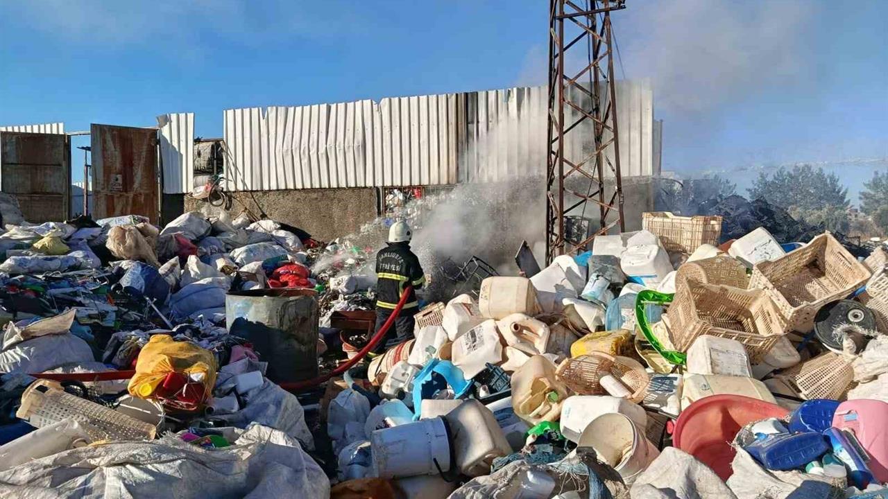 Şanlıurfa Siverek'te Hurdacıda Meydana Gelen Yangın İtfaiye Ekipleri Tarafından Söndürüldü