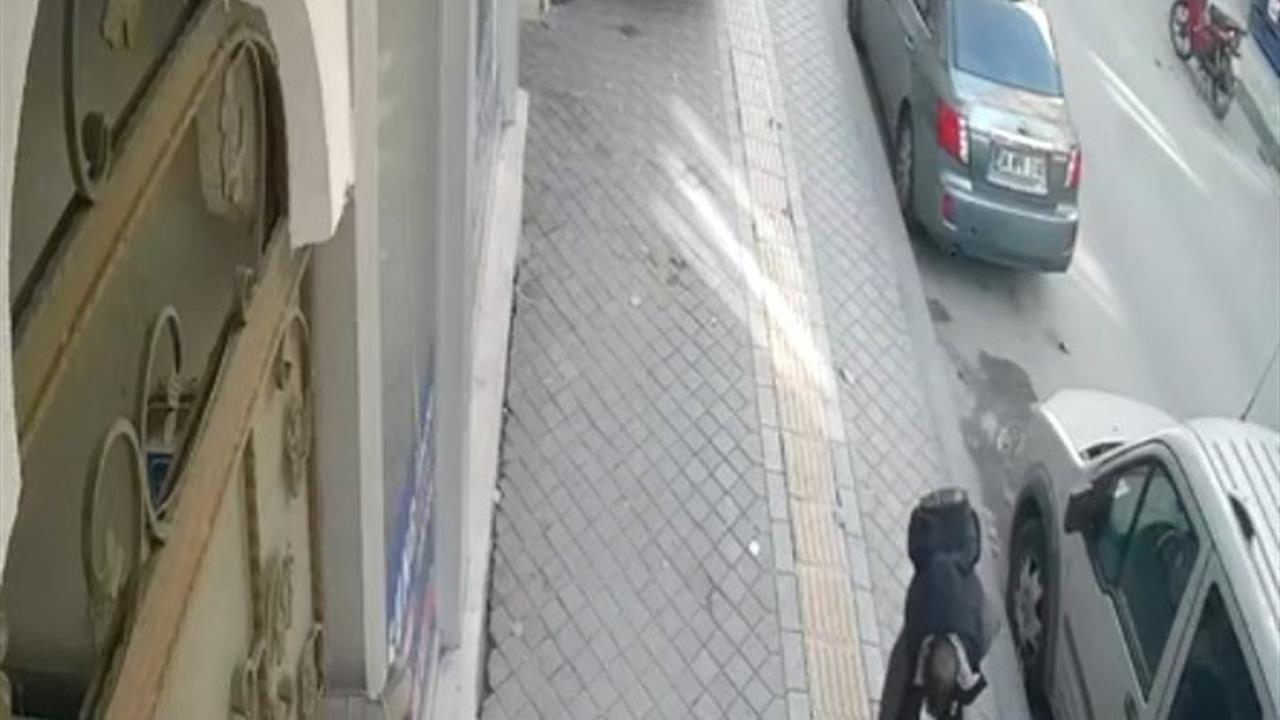 Esenyurt'ta Düşen Cüzdanı Çalan Şahıs, Sosyal Medyada Görünce İade Etti.