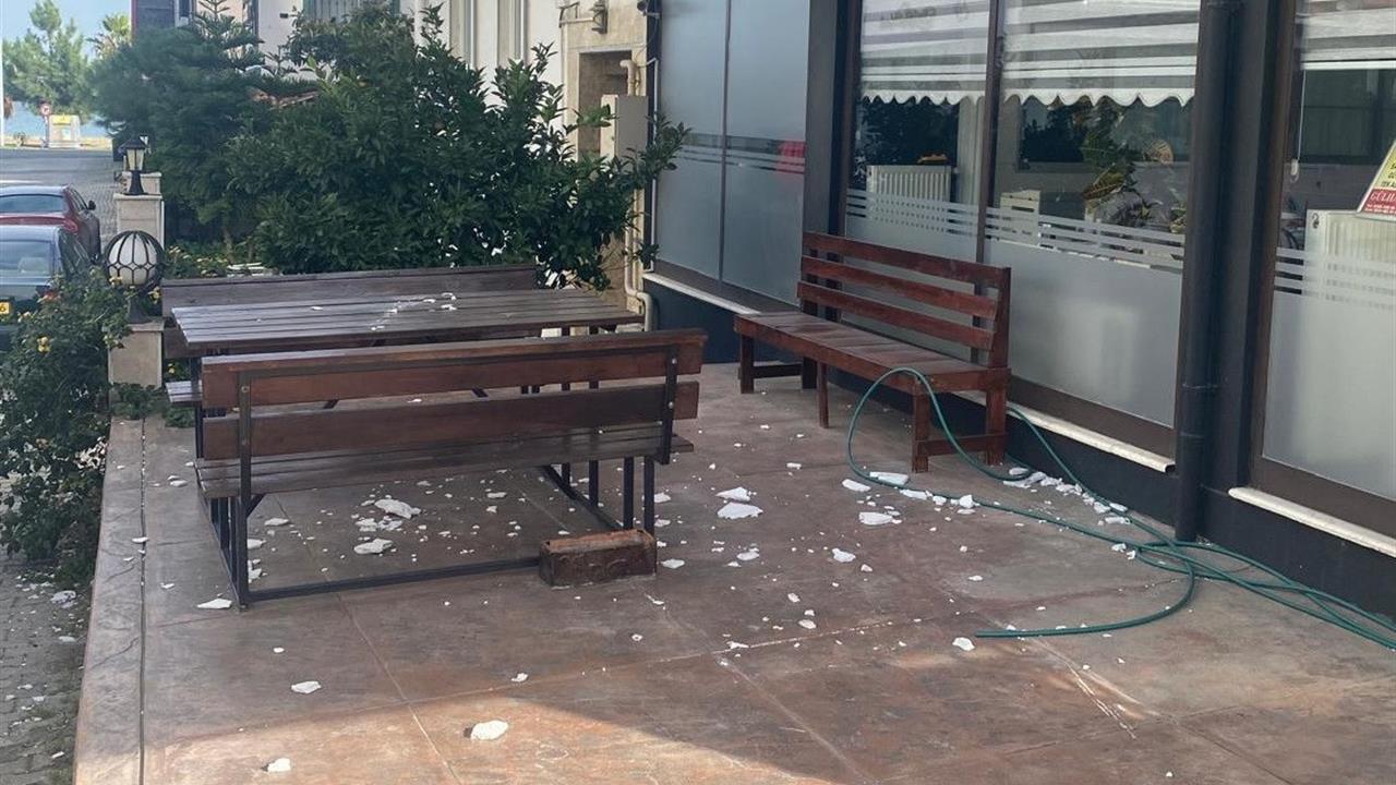 Samsun Atakum'da Dış Cephe Kaplamaları Dökülen Binadan Düşen Sıva Parçaları Vatandaşları Tedirgin Ediyor.