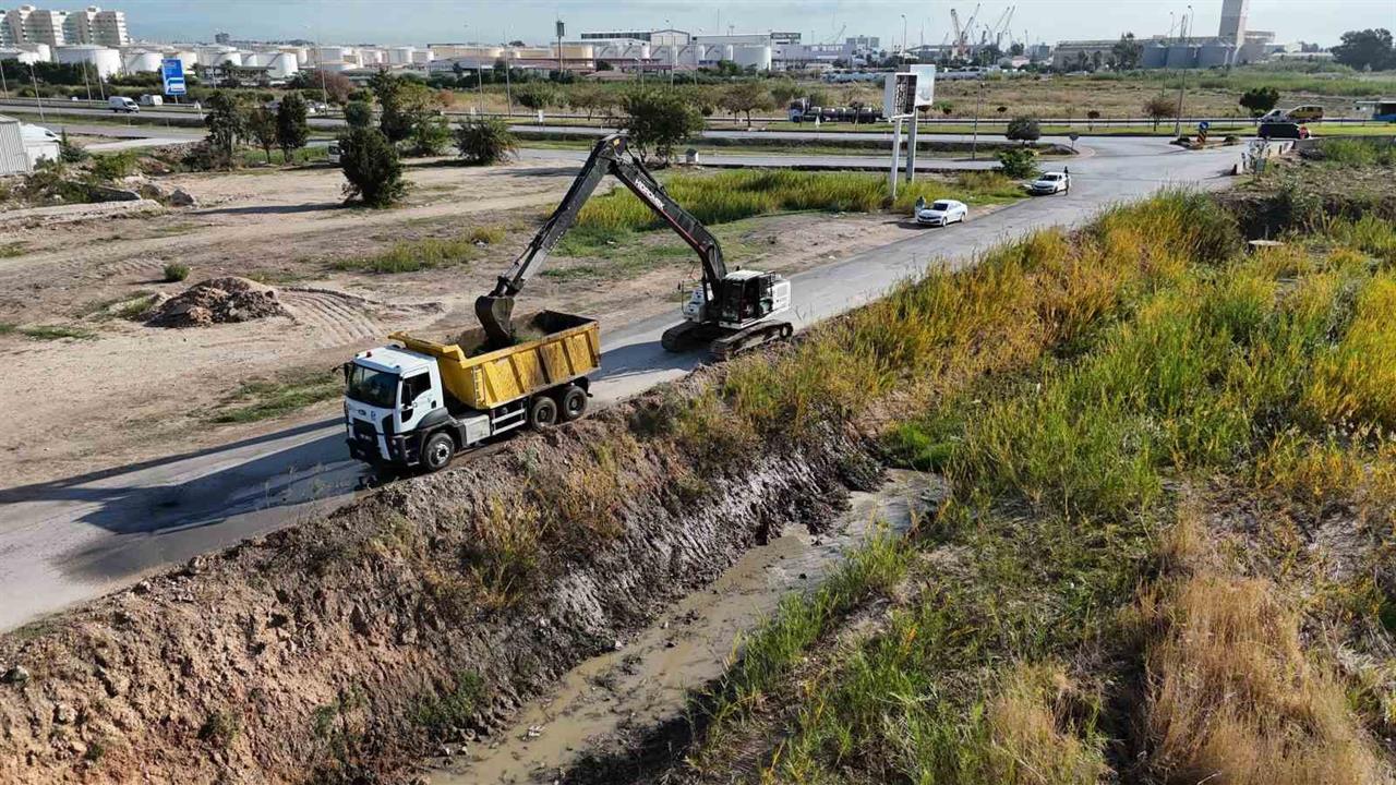 Antalya Konyaaltı'nda Taşkın Riskine Karşı Yağmur Suyu Kanalları Temizleniyor