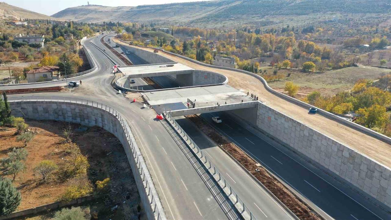 Gaziantep'te Büyükşehir Belediyesi, Köprülü Kavşak Yatırımlarına Devam Ediyor