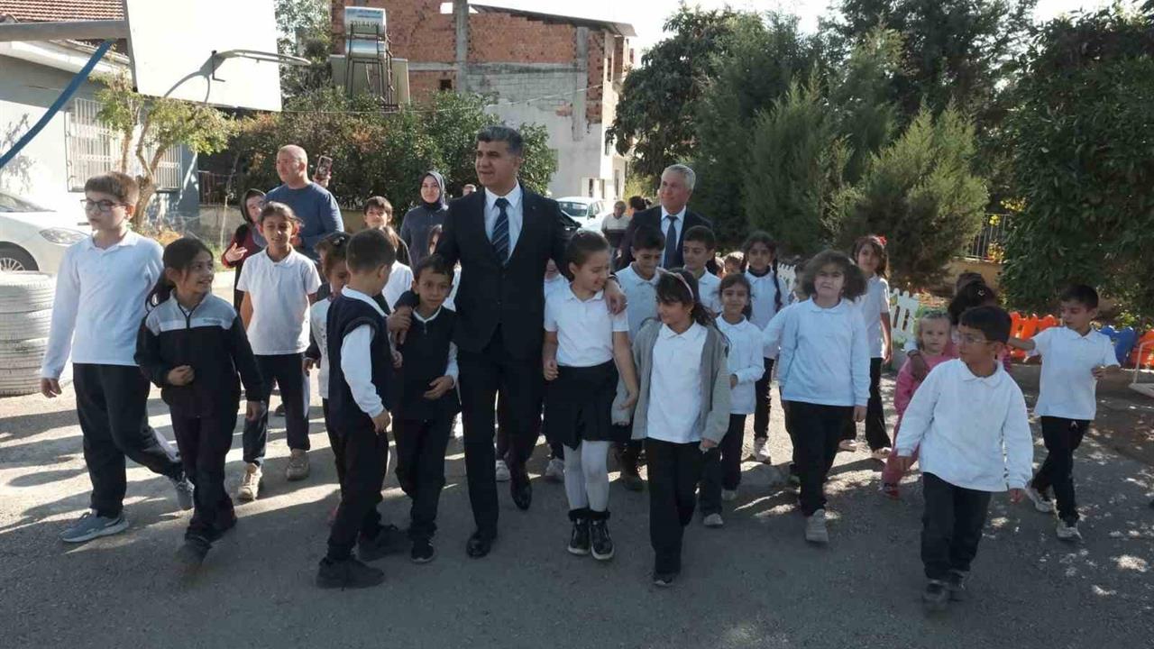 Mersin Akdeniz'de Kaymakam Zeyit Şener, Eğitim Koşullarını İyileştiriyor