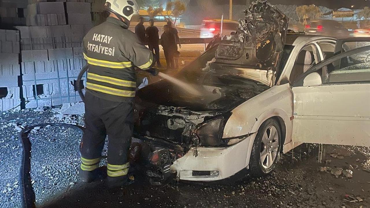 Antakya'da Seyir Halindeyken Motor Kısmı Yanan Otomobilde Yangın Çıktı