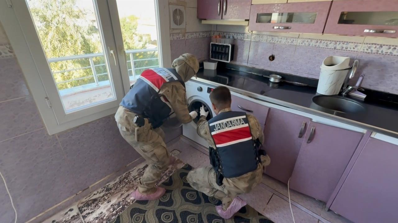 Şanlıurfa Viranşehir'de Yapılan Operasyonda Çamaşır Makinesinden 12 Tabanca Çıktı