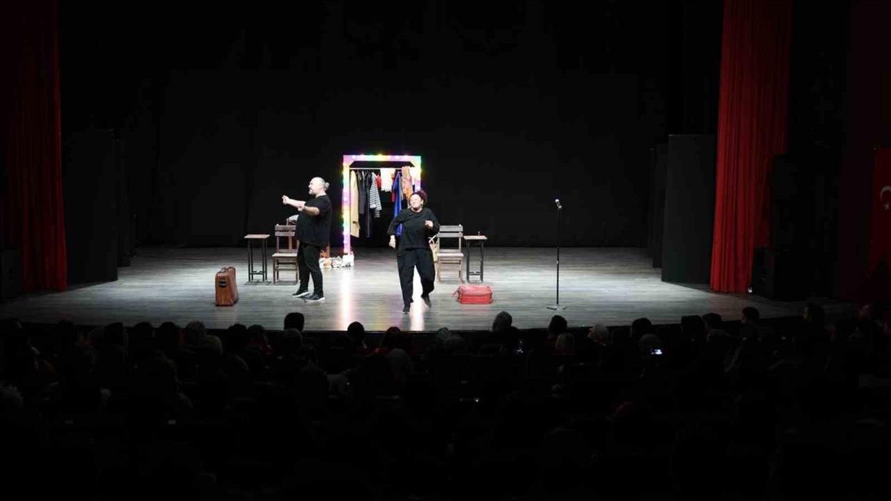 Aydın'da Büyükşehir Belediyesi Şehir Tiyatroları Yeni Sezon Açılışını Yaptı