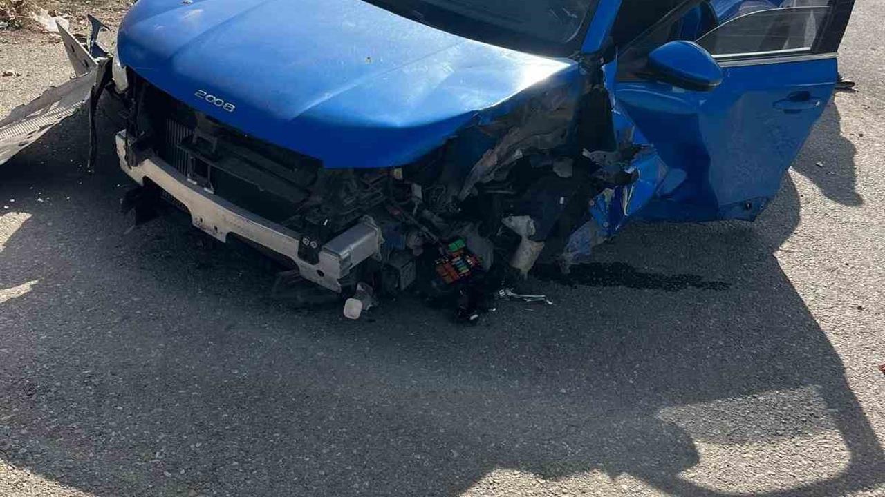 Kırşehir'de Sürücünün Kontrolden Çıkan Aracı Refüje Çıktı