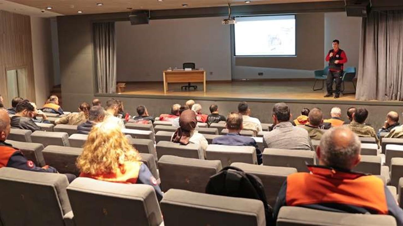 Ataşehir'de Ailelere Yönelik Sınav Desteği İçin Seminer Düzenleniyor