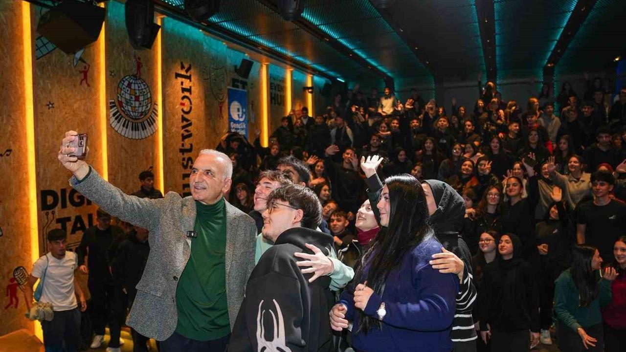 İstanbul Ümraniye'de Gençlerle Motivasyon Buluşmaları'nın Yeni Sezonu Açıldı