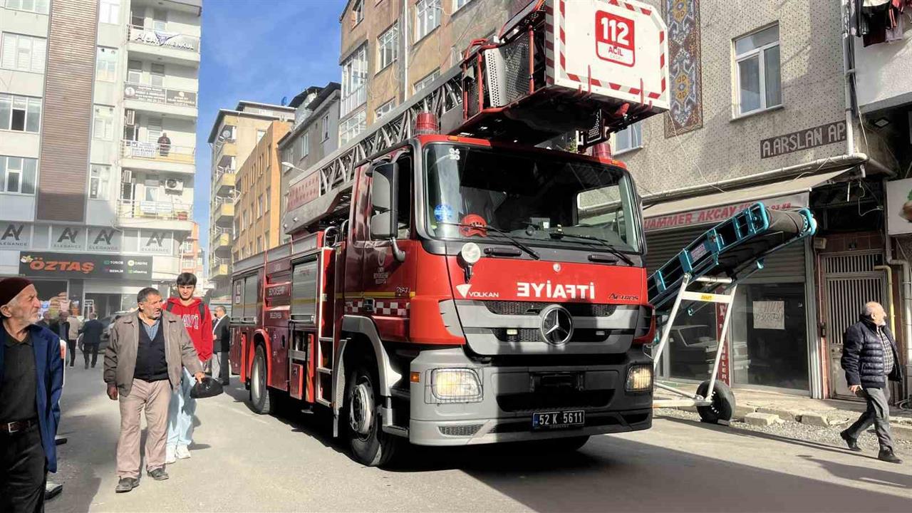 Ordu Ünye'de Bir Evde Çıkan Yoğun Duman İtfaiye Ekiplerini Harekete Geçirdi