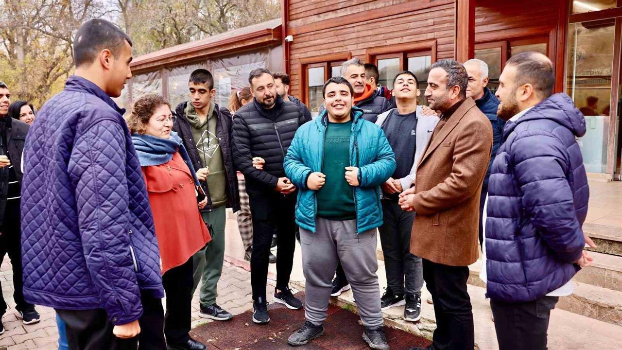 Malatya Akçadağ'da Başkan Ulutaş, İbni Sina Özel Eğitim Okulu Öğrencilerini Ağırladı