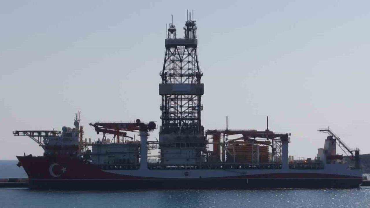 Taşucu’nda Türkiye’nin 5. Sondaj Gemisine Bayrak Çekildi: Gemiye Türk Bayrağı Taşucu'nda İşlendi