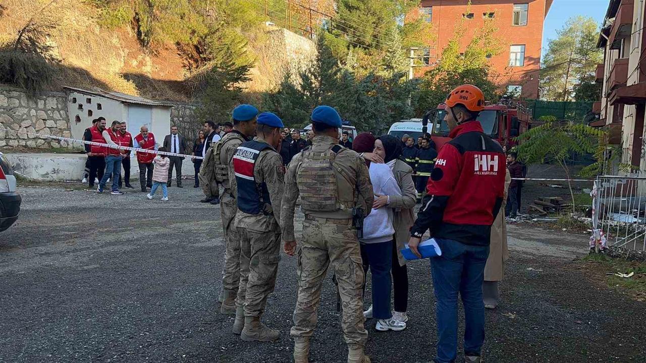 Siirt'te Gerçekleşen Deprem Tatbikatında Görevliler Kendilerini Kaptırdı