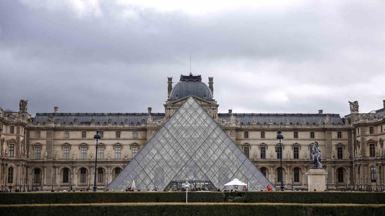 Paris Louvre Müzesi'nde 88 milyon dolarlık soygunun ardından güvenlik önlemleri artırılıyor.