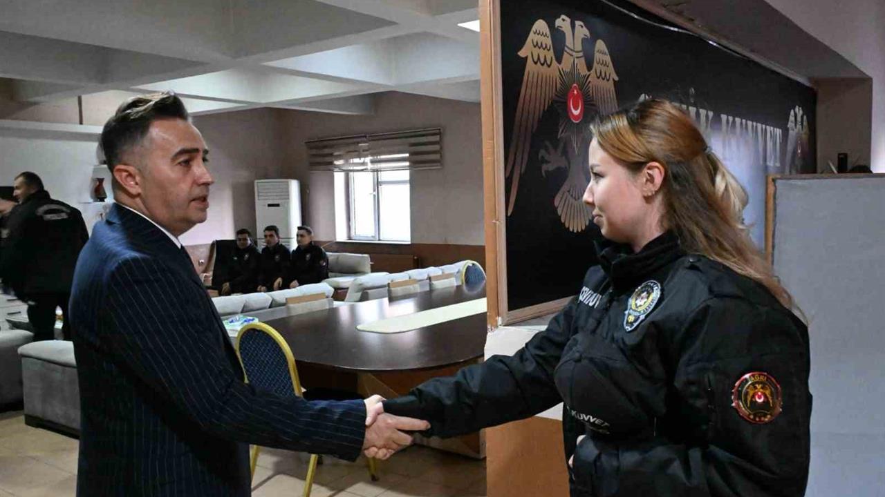 Ağrı Merkez'de Emniyet Müdürü Önder, Çevik Kuvvet'e Başarı Belgesi Takdim Etti