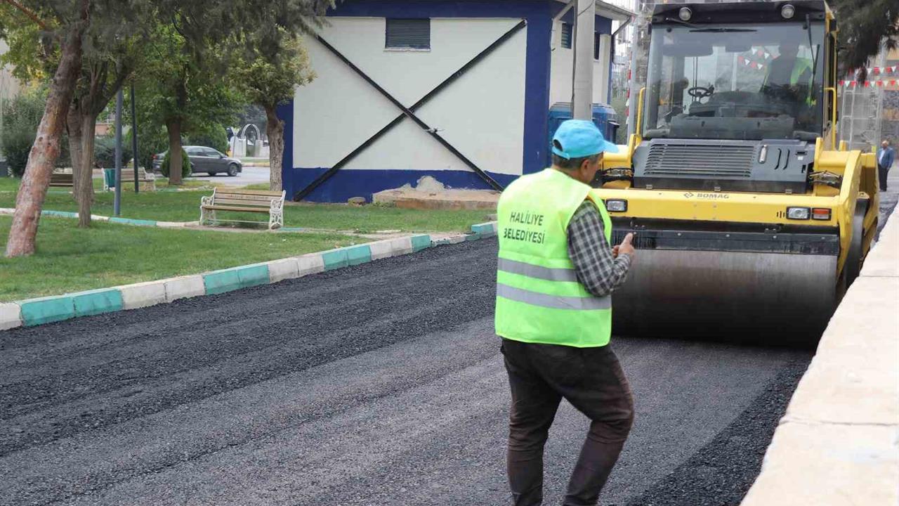 Haliliye'de Veysel Karani Mahallesi'nde Asfalt Serim Çalışması Gerçekleştirildi