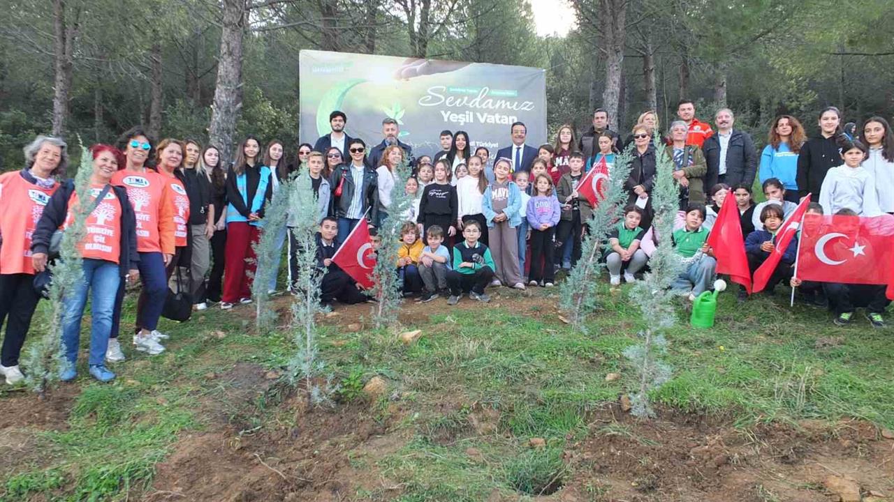 Burhaniye'de 400 Fidanın Toprakla Buluştuğu Etkinlikte Vatandaşlar Bir Araya Geldi