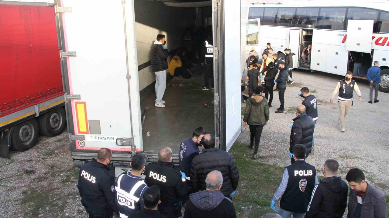 Sivas Suşehri'nde Yapılan Kontrolde 28 Kaçak Göçmen Bulundu