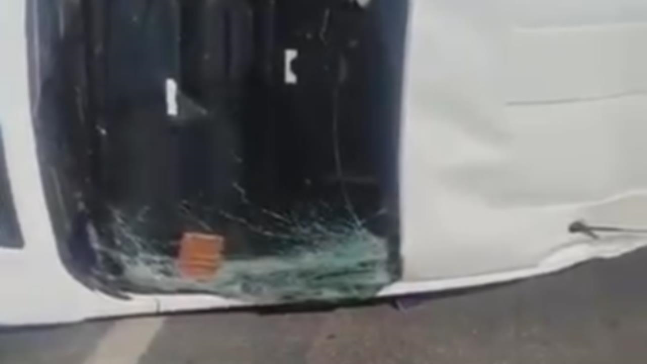 Tarsus Berdan Viyadüğü'nde Minibüs Devrildi, Sürücü Sağ Kurtuldu