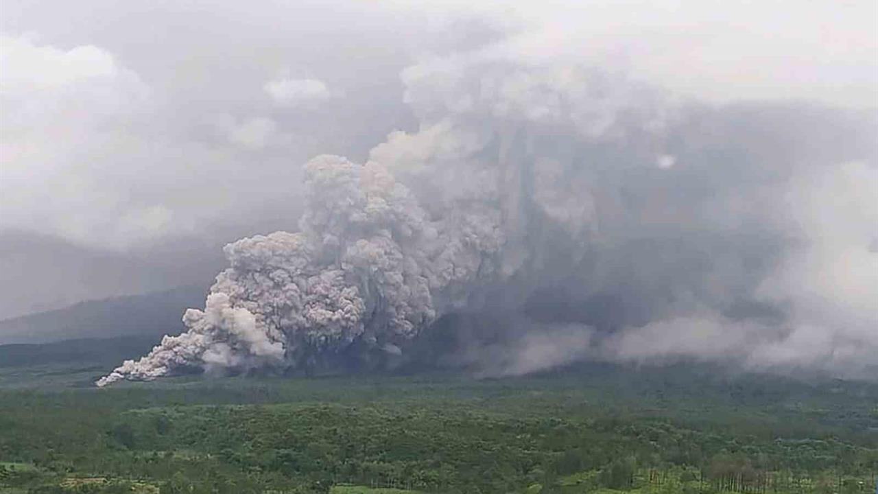 Endonezya Doğu Java'da Semeru Yanardağı Patladı, Alarm Seviyesi Yükseltildi