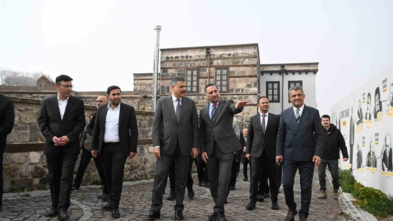 Erzurum'da Vali Çiftçi, Dil ve Edebiyat Konağı'nı İnceledi.