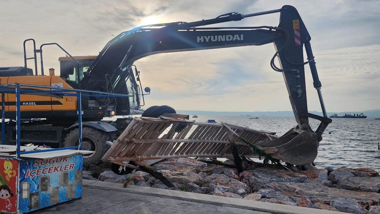 İzmir Karşıyaka'daki Kaçak İskelelere Yıkım Uygulaması Gerçekleştiriliyor