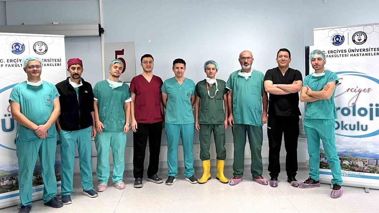 Kayseri'de Erciyes Üniversitesi'nde Böbrek Taşları Cerrahisi Kursu Yapıldı