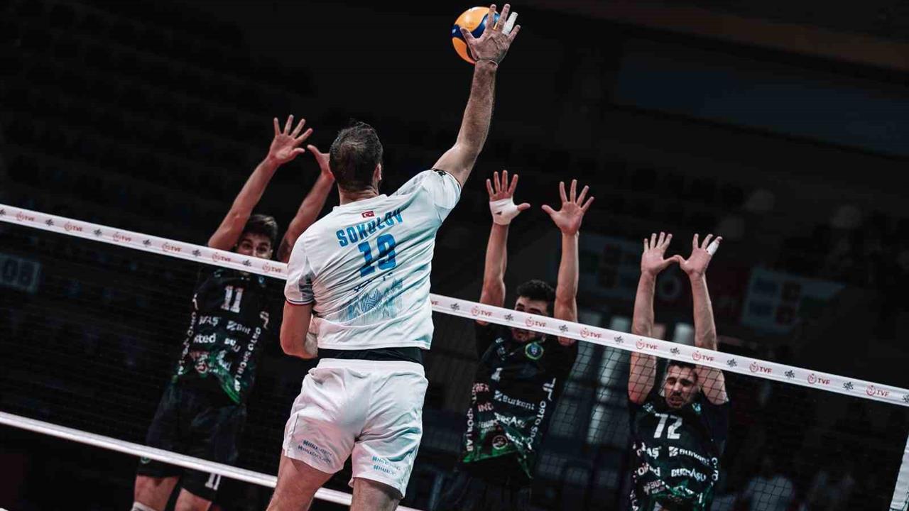 İstanbul'da Halkbank, Bursa B.B. Spor'u 3-0 Yenerek Galip Geldi