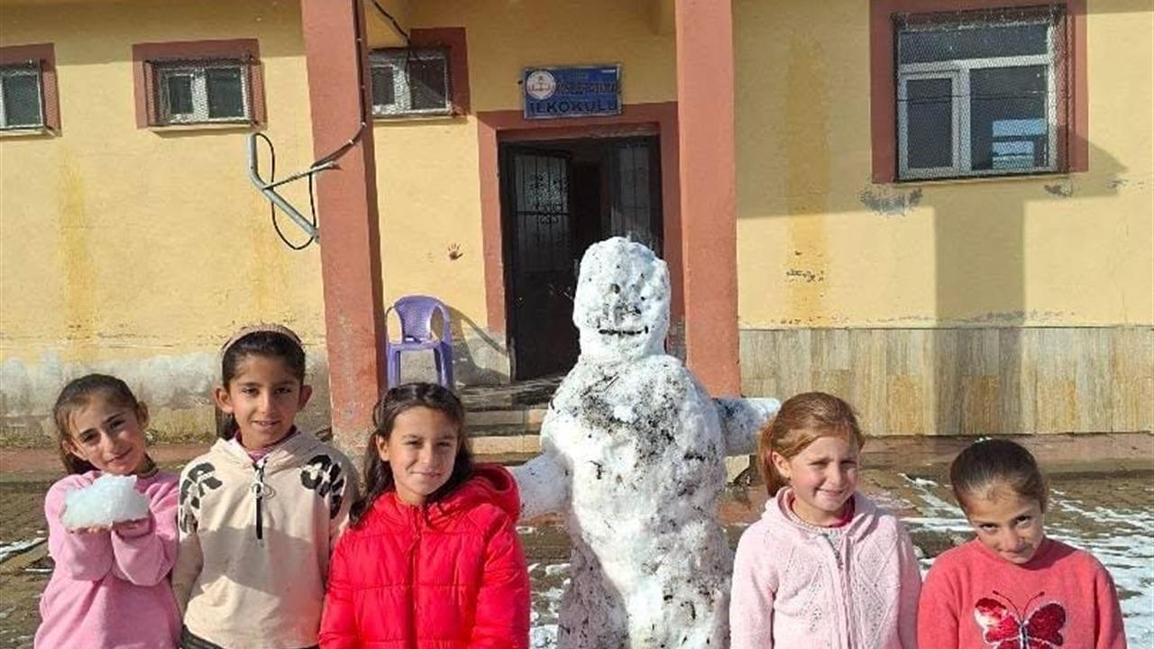 Ağrı Patnos'ta Öğrenciler Yılın İlk Kardan Adamını Yaptı