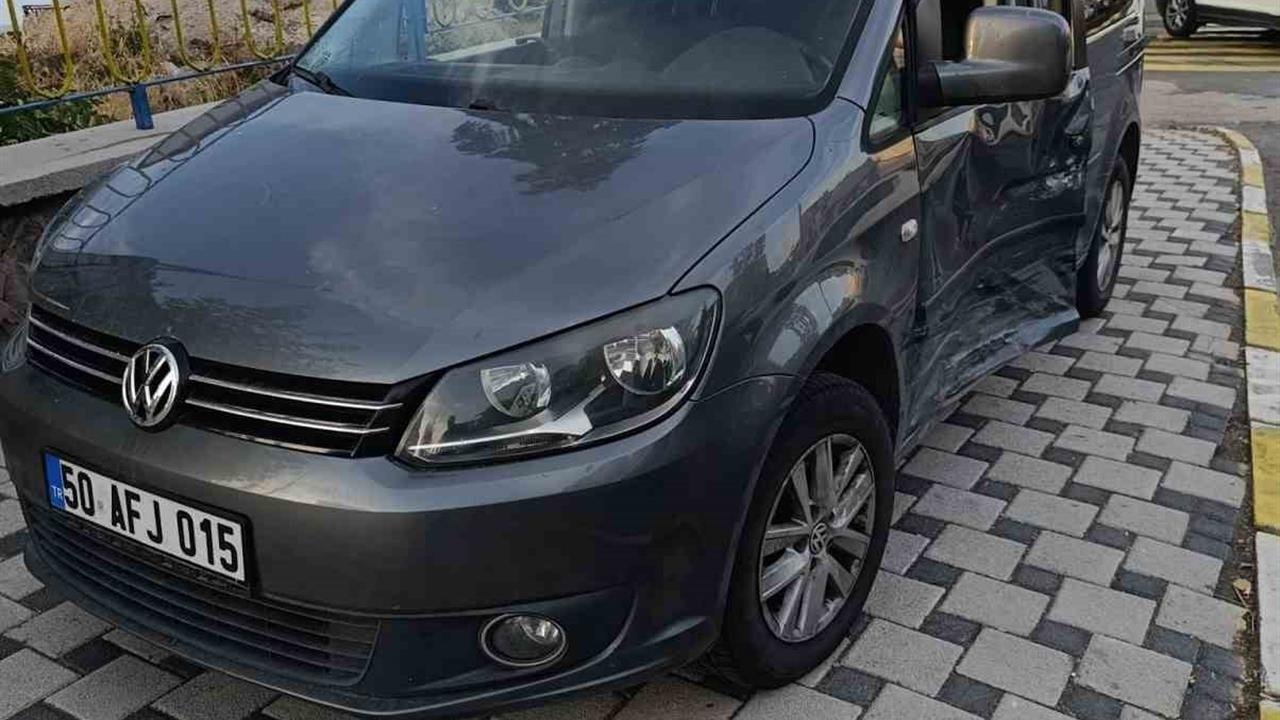 Nevşehir Kapucubaşı Mahallesi'nde yaşanan kazada, hafif ticari araç yaya çarptı.