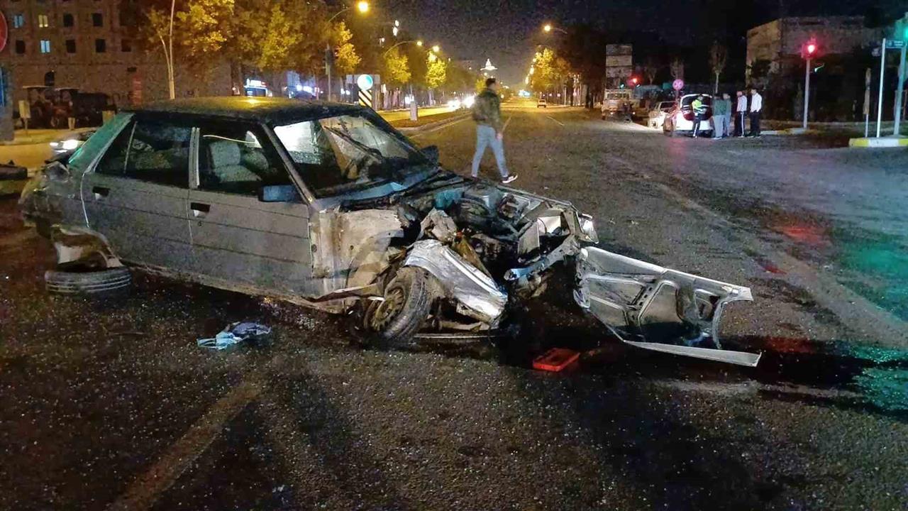 Çorum'da İnönü Caddesi'nde Tır ve Otomobil Çarpıştı, 1 Yaralı