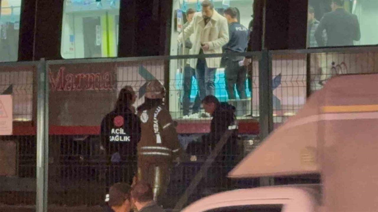 Küçükçekmece'de Marmaray Durağında Raylara Atlayan Bir Kişi Hayatını Kaybetti