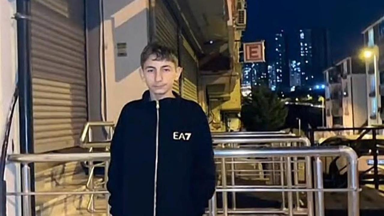 Esenyurt Hürriyet Mahallesi'nde 13 yaşındaki Eren Yılgın, annesi tarafından baygın bulundu ve hastanede yaşamını yitirdi.