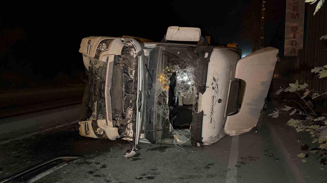 Eyüpsultan'da Kontrolden Çıkan Hafriyat Kamyonu Yan Yattı, 1 Yaralı