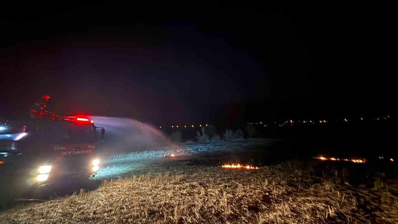 Bucak Burdur'da Gece Saatlerinde Meydana Gelen Arazi Yangını İtfaiye Ekiplerince Söndürüldü